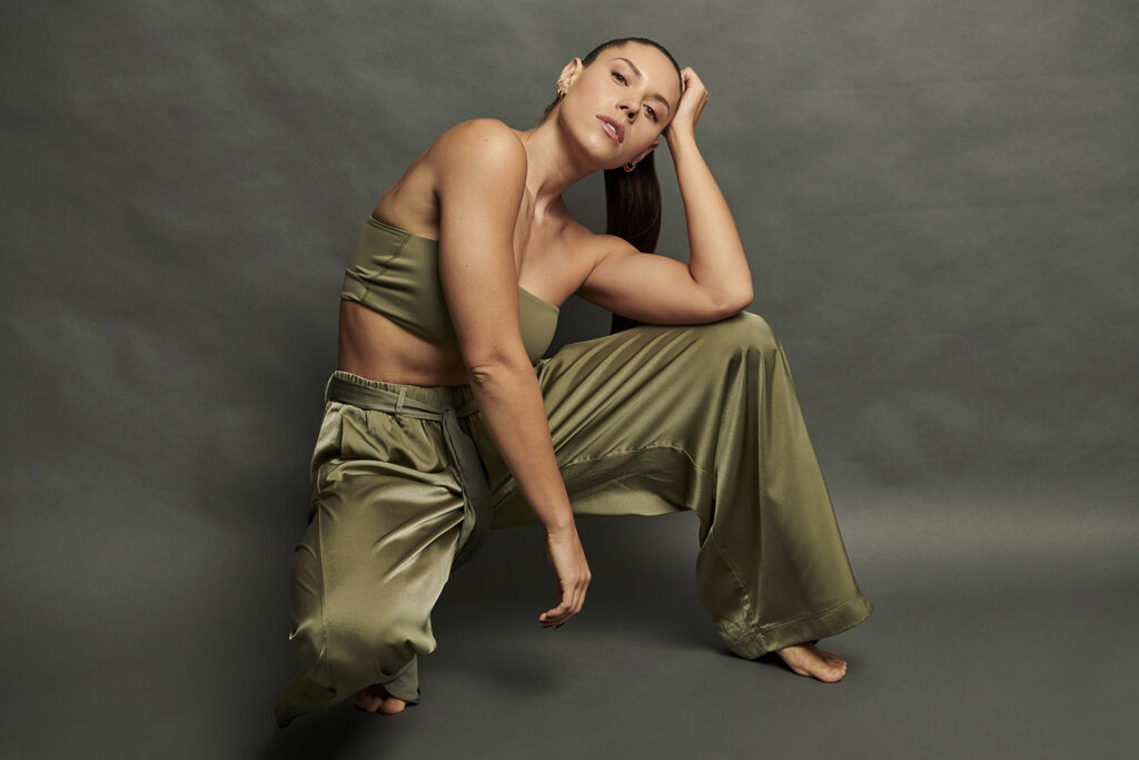 Kelsey Wells poses for the cover of the 2023 march issue of Women's Health Australia.