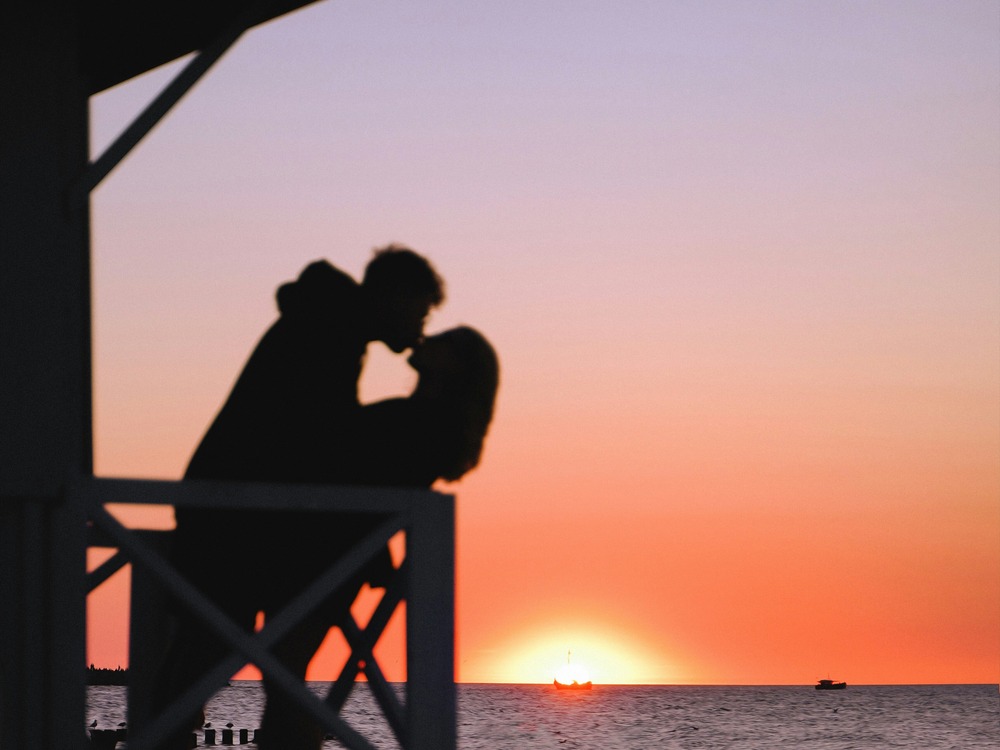 couple-kissing