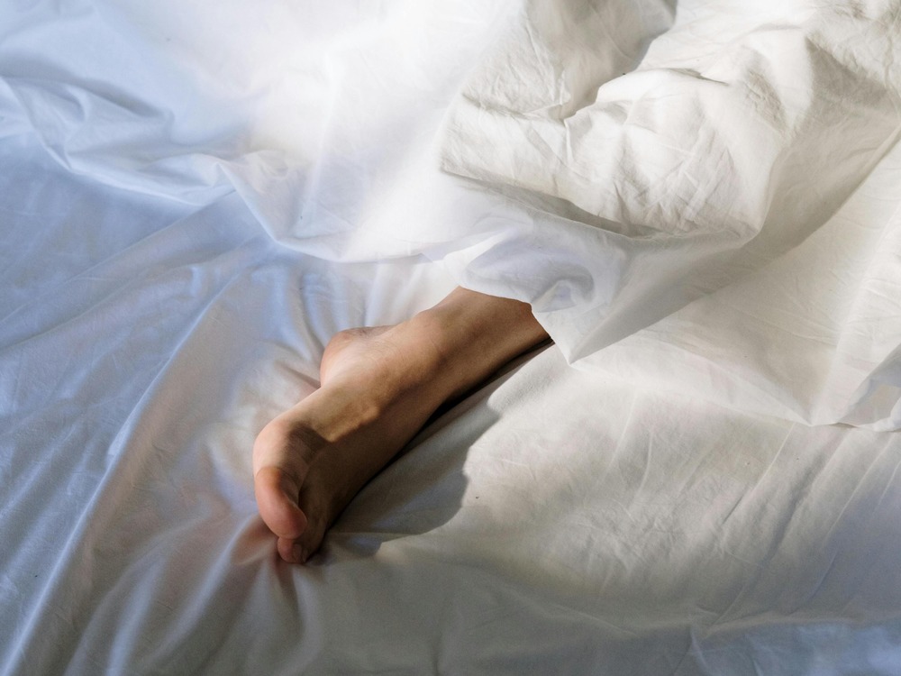sex-feet-in-bed