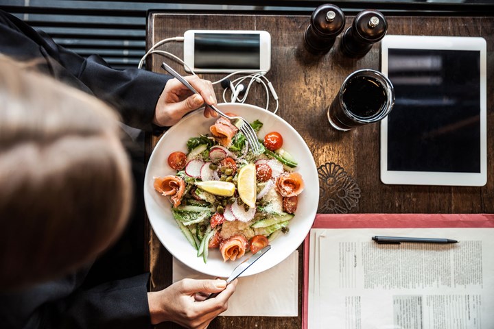 This is the worst time to eat lunch, according to experts
